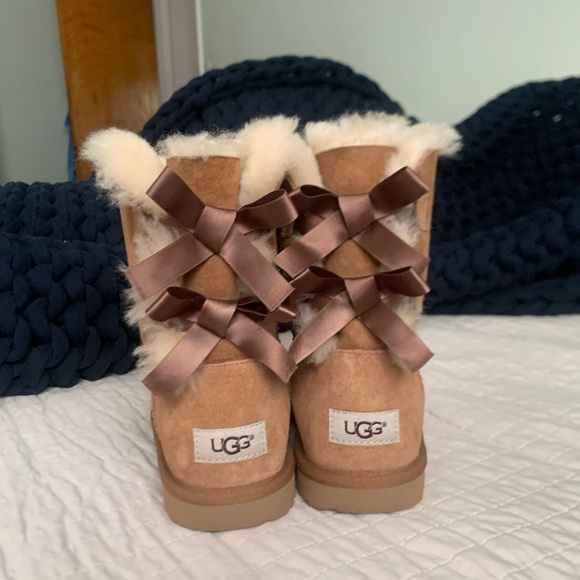 Big Kids’ Bailey Bow UGGs - Picture 3 of 7